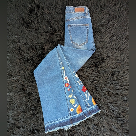 Zuiki Denim - Boho Babe, Hippie Chick Embroidered Flower Blue Jean Bell Bottoms 🌼